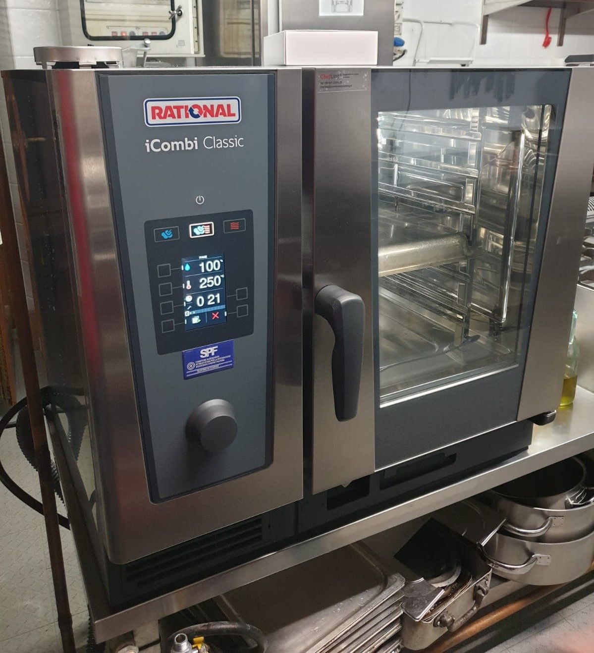 Forno combinato professionale in acciaio inox per cucina, con pannello di controllo digitale e porta in vetro.