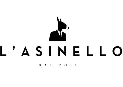 Logo nero di un asino in giacca e cravatta sopra le scritte “L'ASINE LLO” e “DAL 2011”