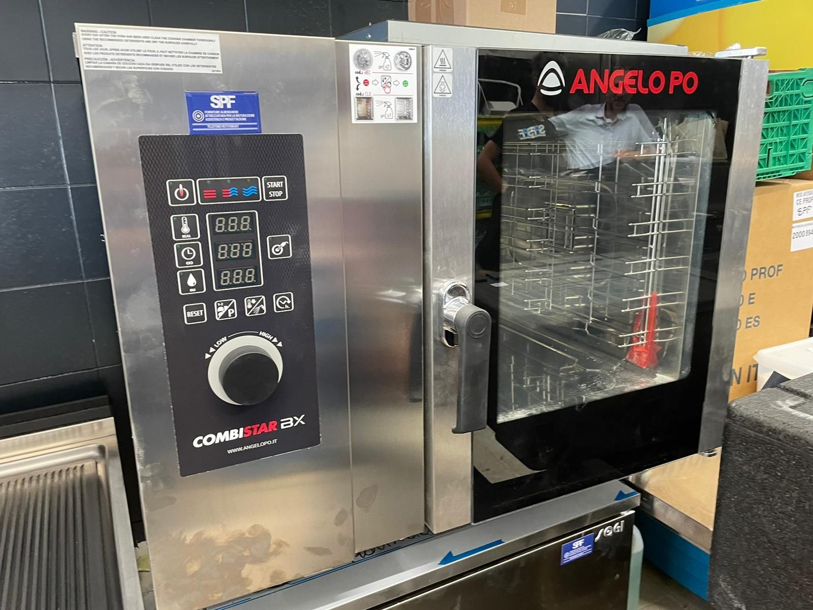 Forno professionale Angelo Po in acciaio inox con comandi digitali e porta in vetro, installato in una cucina.