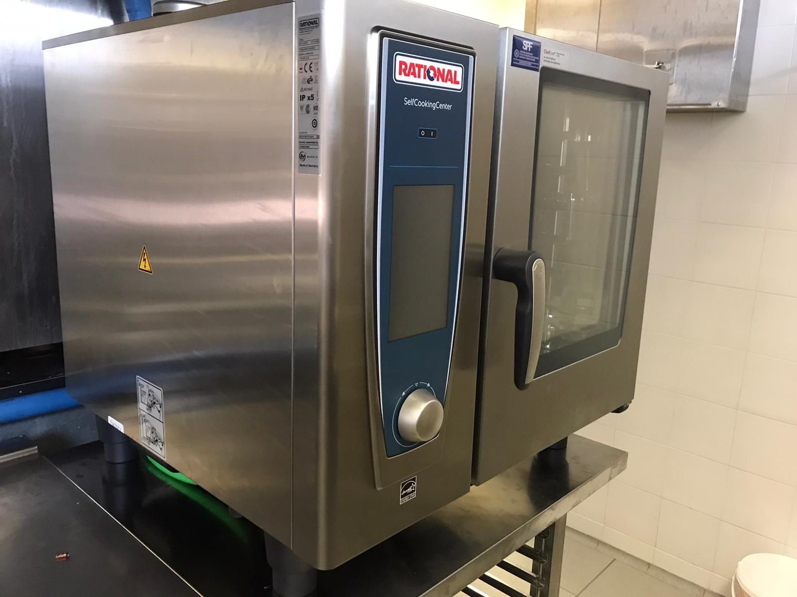 Forno professionale in acciaio inox per cucina, con pannello di controllo frontale e porta in vetro.