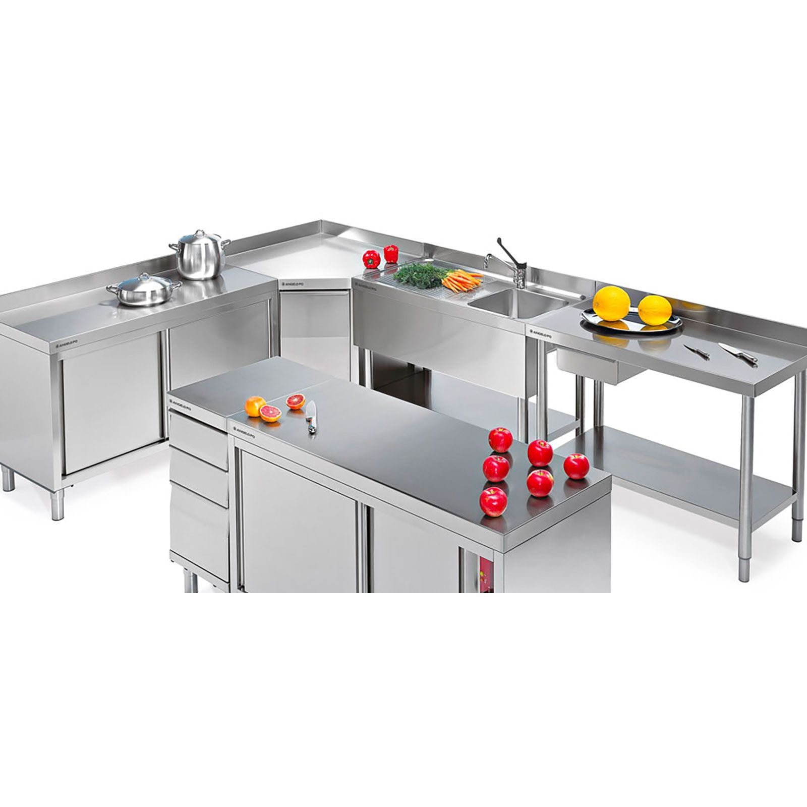 Banconi da cucina modulari in acciaio inox disposti a U, con frutta e pentole sopra.