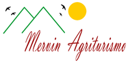 Logo con montagne verdi, uccelli neri, un sole giallo e la scritta rossa