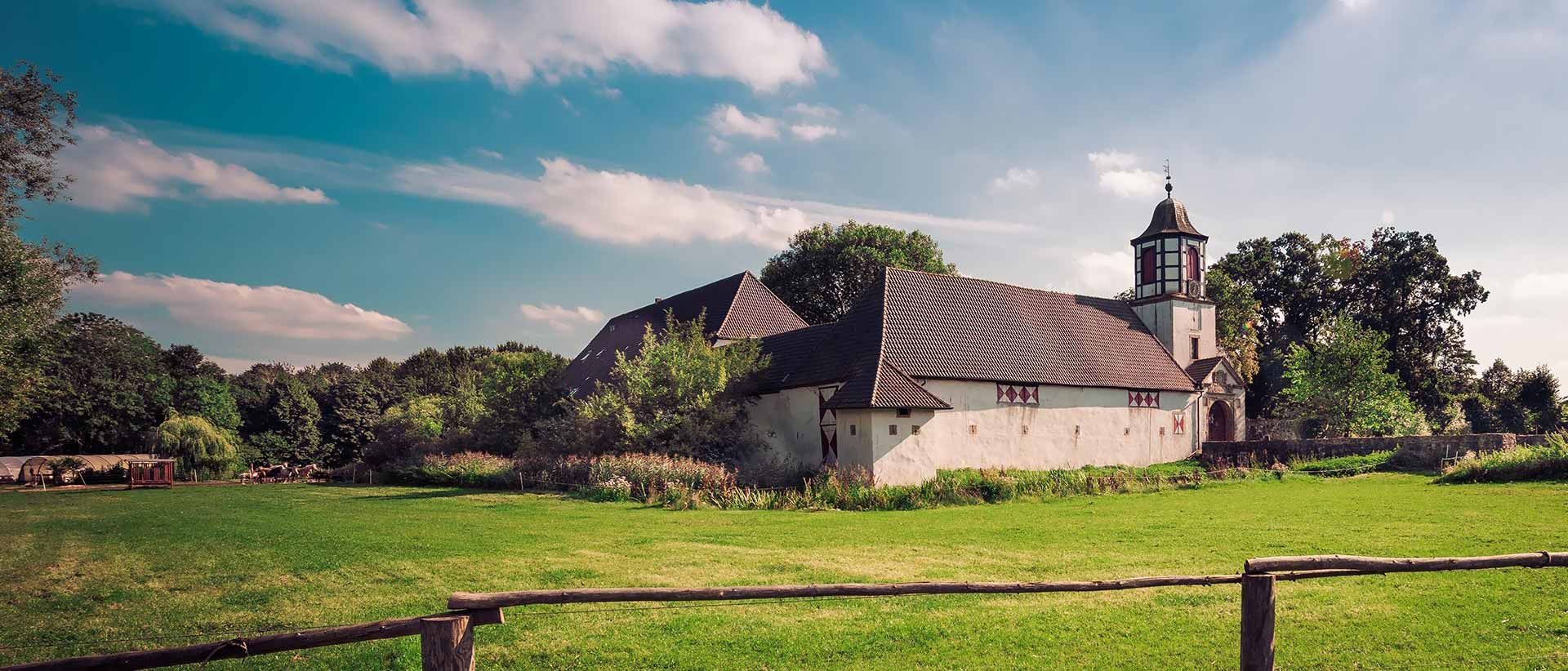 Wasserburg Alt Barenaue in Bramsche zur Reisezeit im Sommer