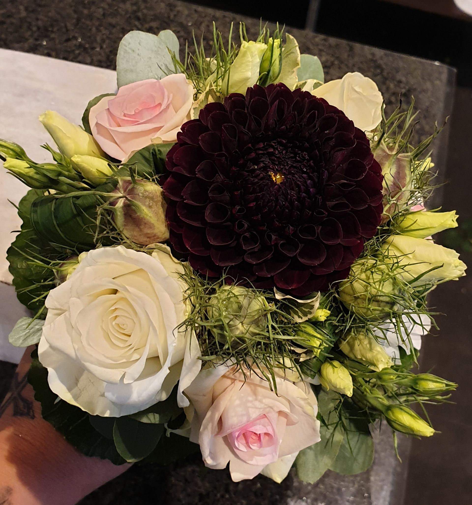 Eine Person hält einen Blumenstrauß in der Hand