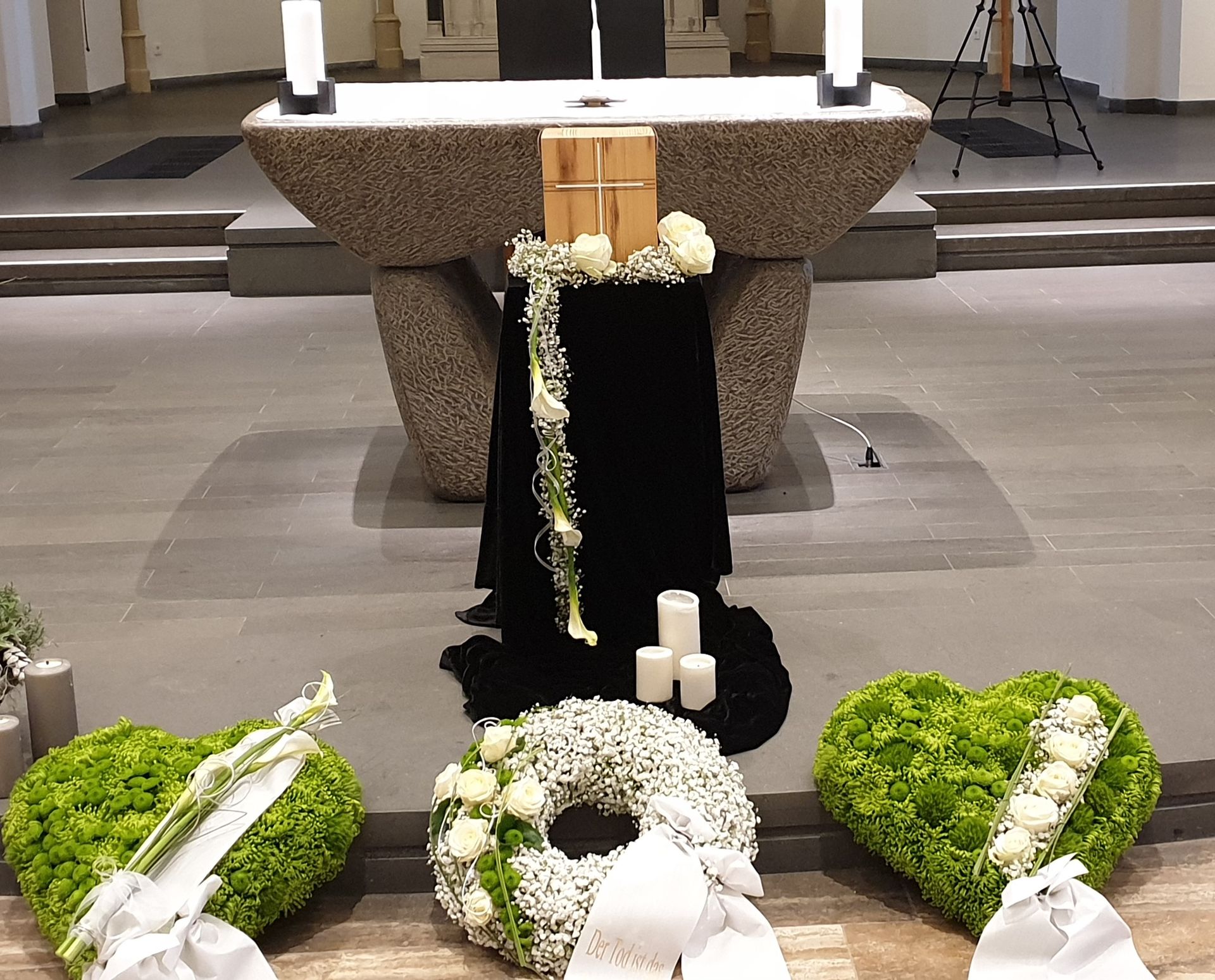 Ein Kirchenaltar mit Blumen und Kerzen darauf