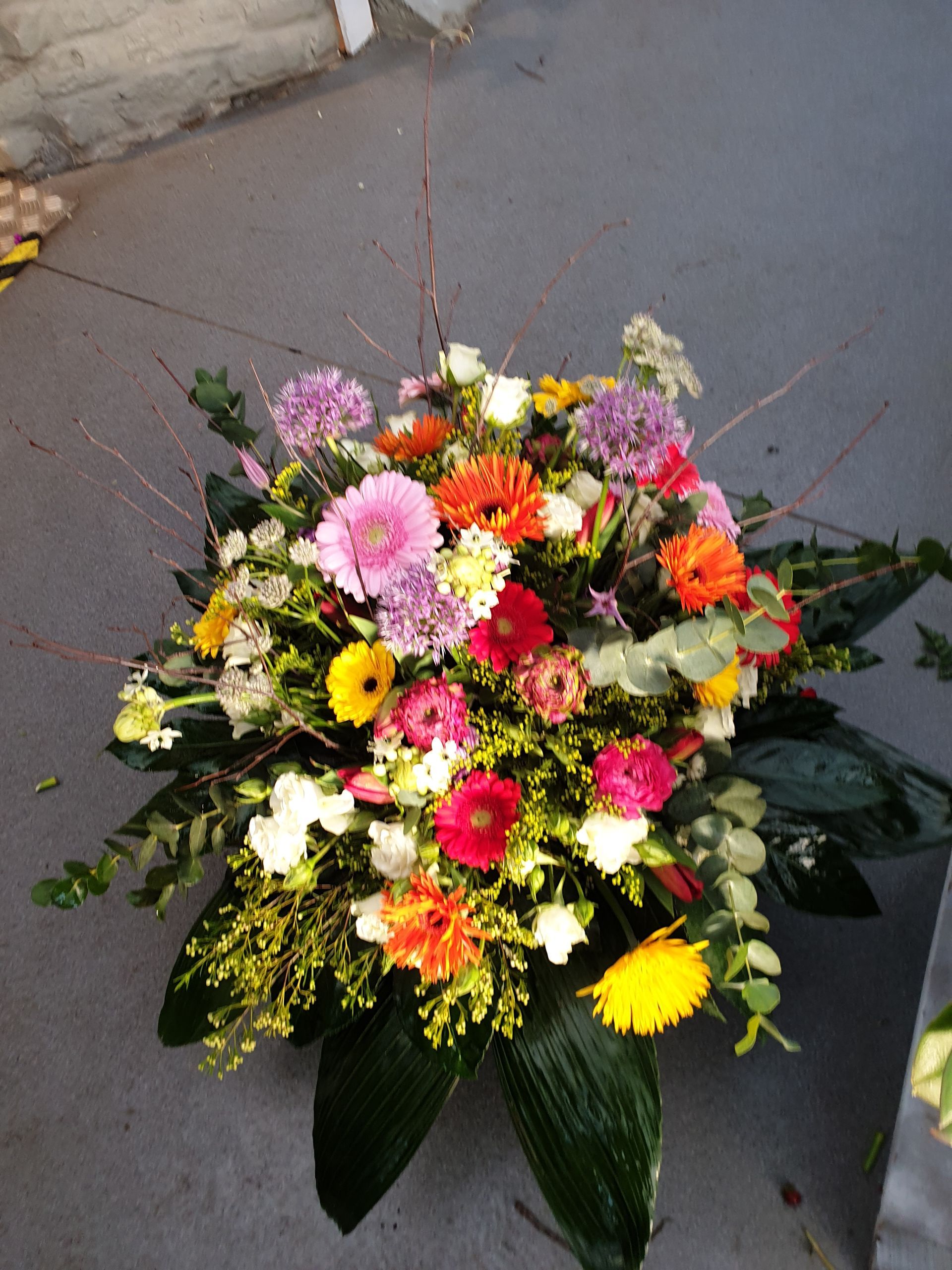 Ein großer Blumenstrauß liegt auf dem Boden