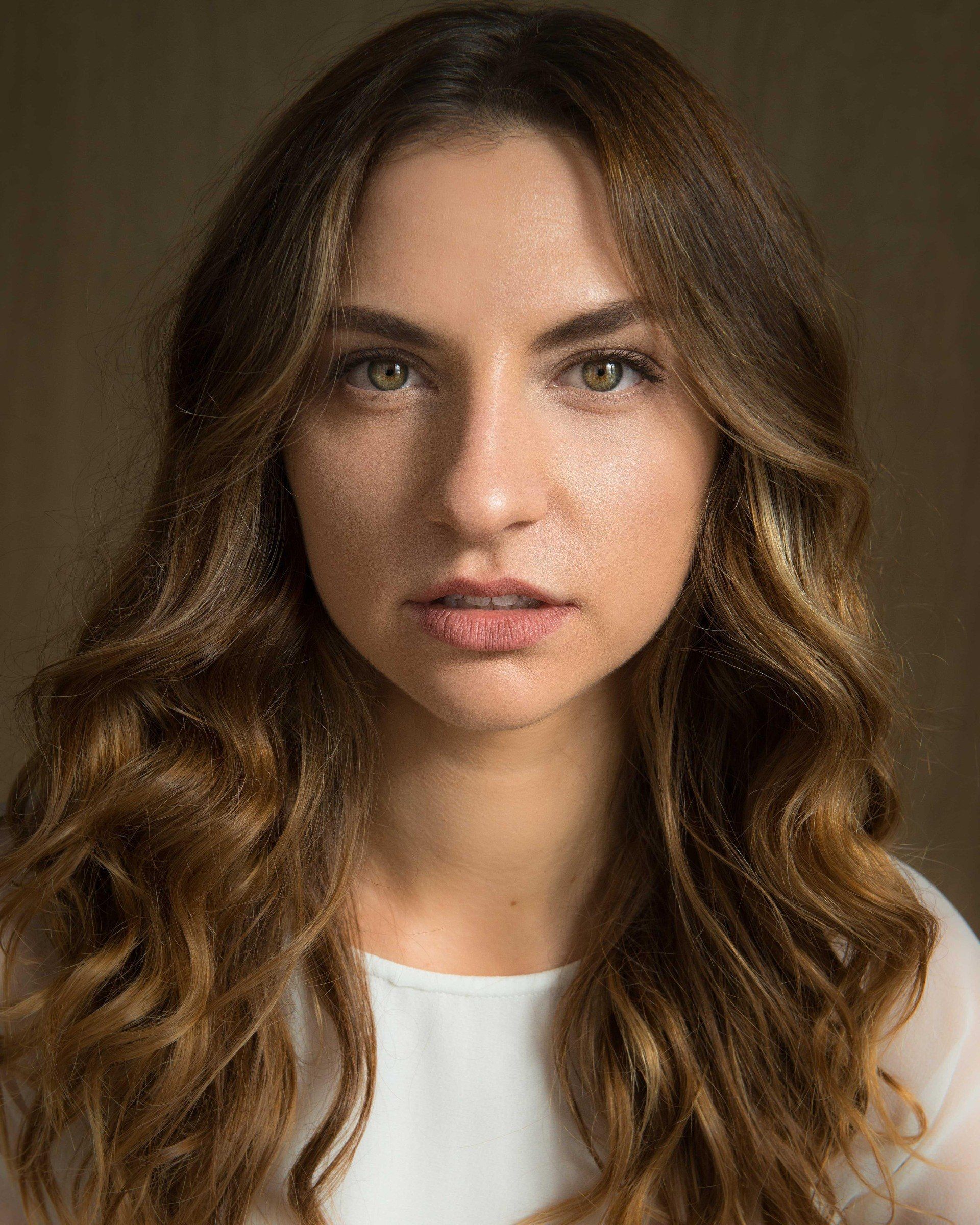  JULIA VOSNAKIS 