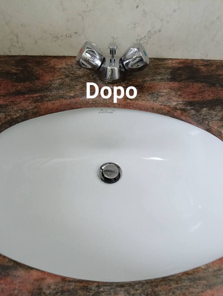 Lavabo da bagno con vasca bianca e rubinetto cromato su piano di lavoro marrone, con etichetta 
