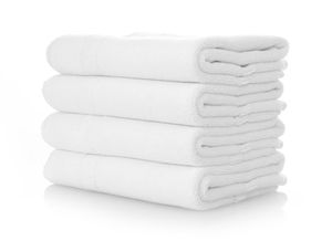 Pile de quatre serviettes blanches pliées.