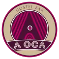 Logotipo circular “Hostel Bar” em bege e magenta com listras estilizadas e a inscrição “AOCA”.