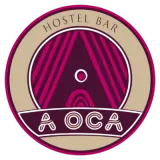 Logotipo circular “Hostel Bar” em bege e magenta com listras estilizadas e a inscrição “AOCA”.