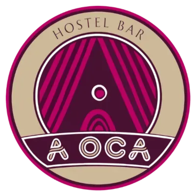 Logotipo circular “Hostel Bar” em bege e magenta com listras estilizadas e a inscrição “AOCA”.