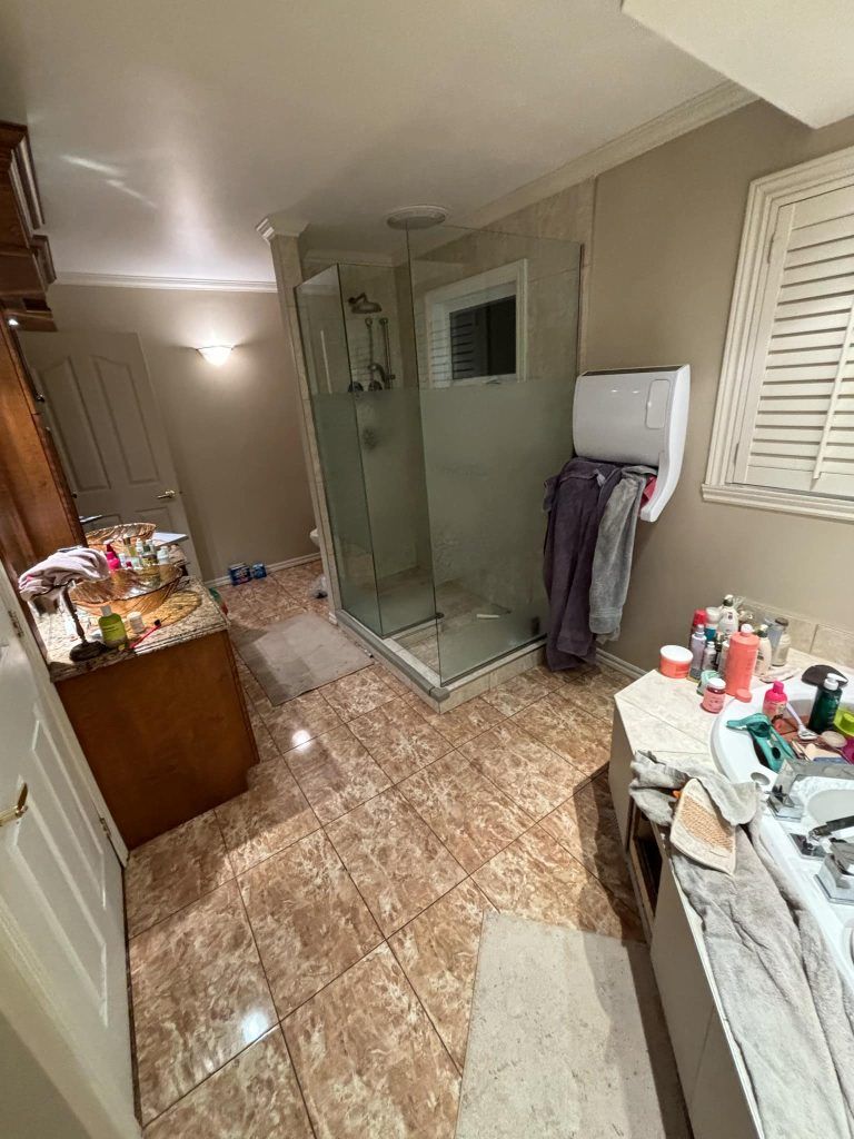Une salle de bain avec une douche à l'italienne et un lavabo.