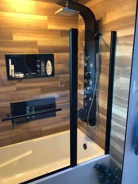 Une salle de bain avec baignoire et douche.