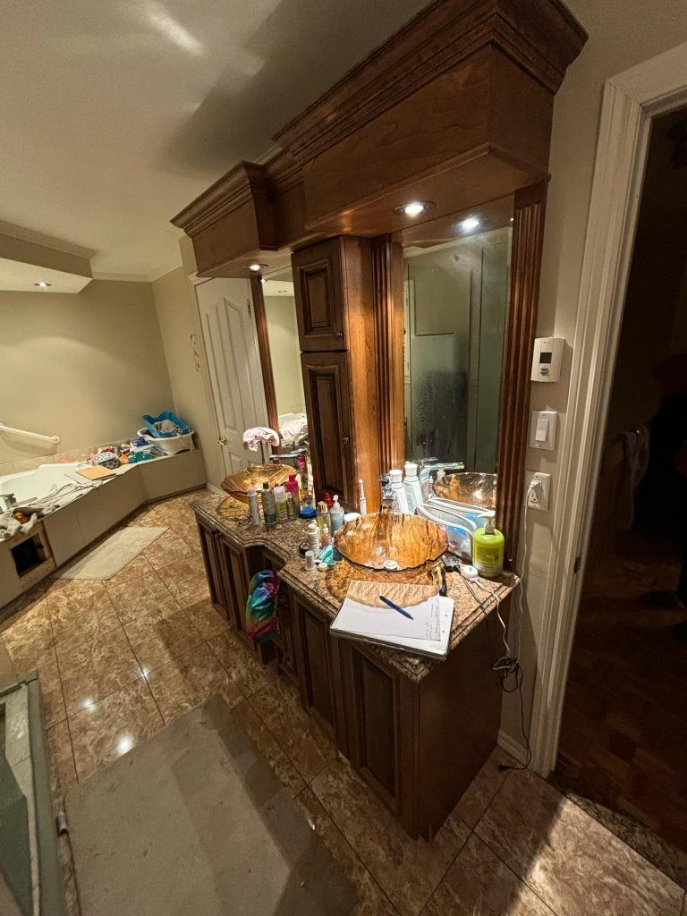 Une salle de bain avec deux lavabos et un grand miroir.