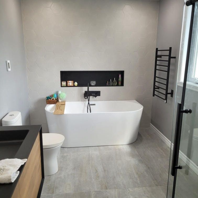 Une salle de bain avec baignoire, toilettes et lavabo