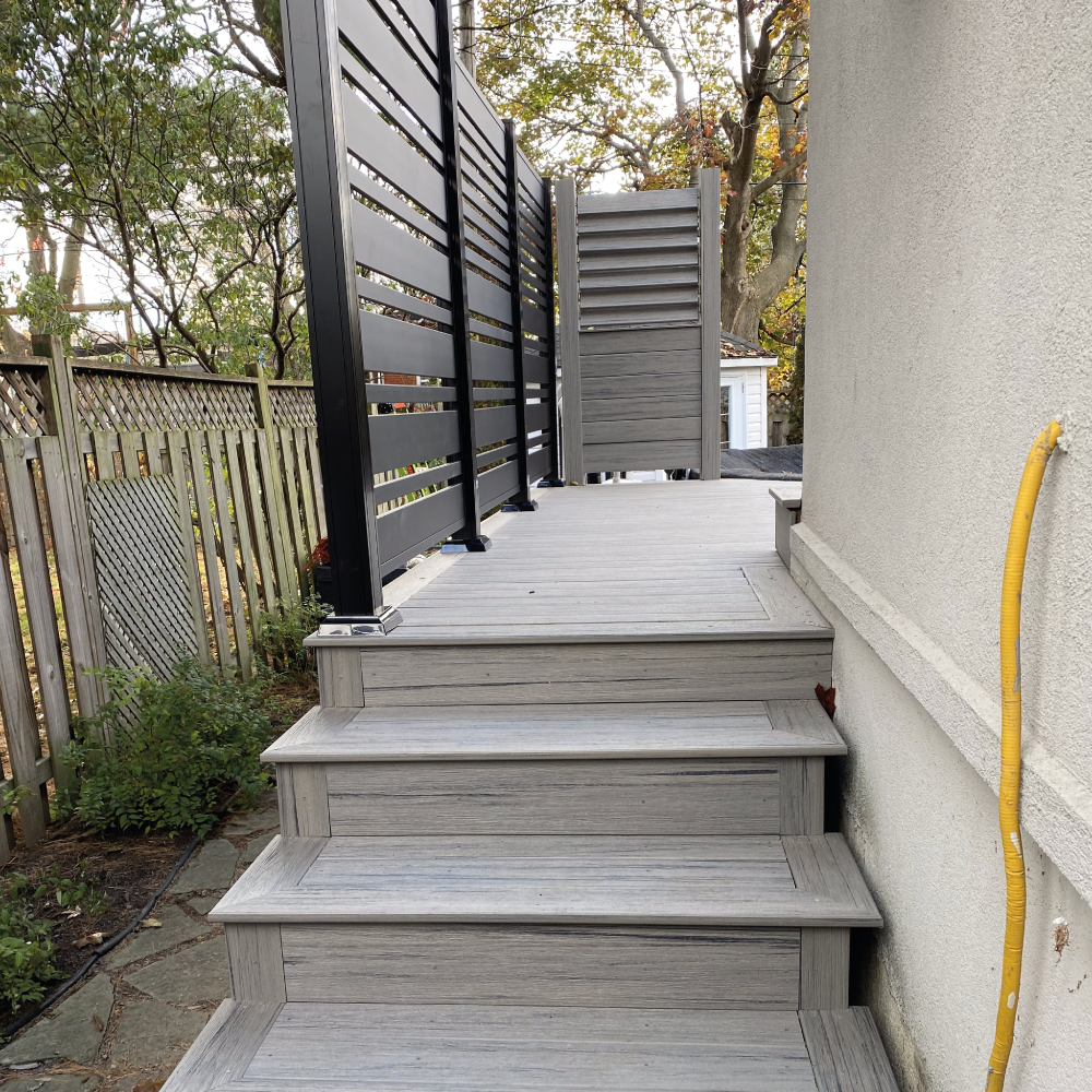 Une terrasse en bois avec des escaliers qui y mènent