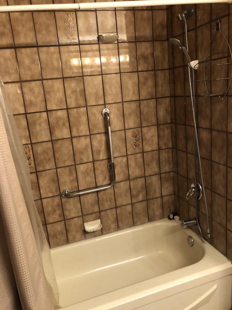 Une salle de bain avec baignoire et douche.