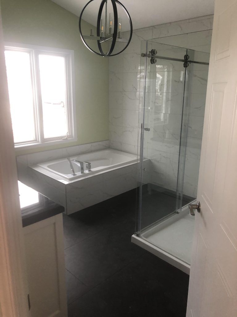 Une salle de bain avec baignoire et cabine de douche.