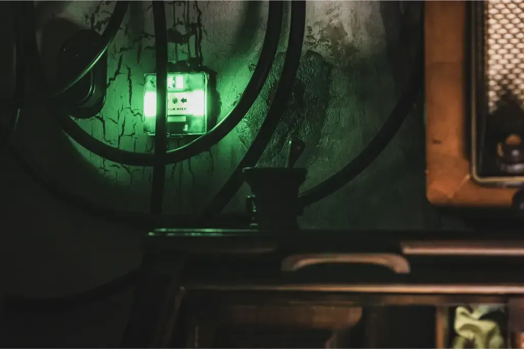 Er schijnt een groen licht op de muur naast een radio.