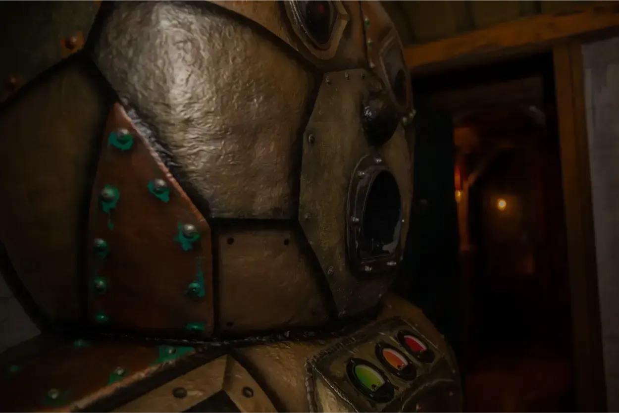 Een close-up van een helm in een donkere kamer.