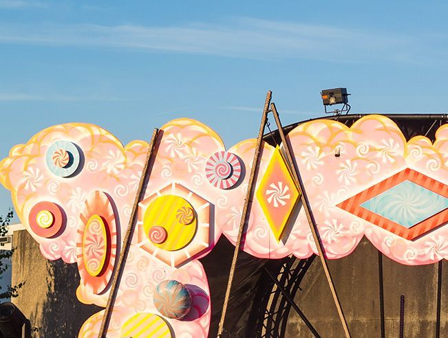 Een kleurrijk decor/ stage met een blauwe lucht op de achtergrond