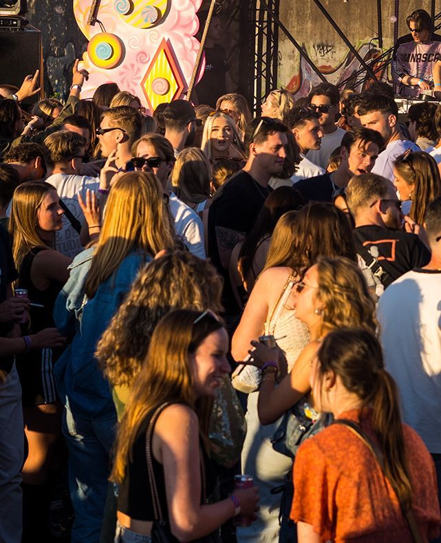 Een menigte mensen verzamelt zich voor een podium