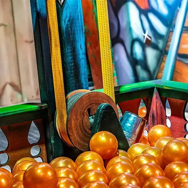 Een aantal oranje ballen liggen in een mandje.
