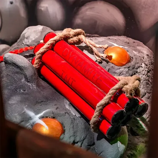 Een bos rode dynamietstaven bovenop een rots