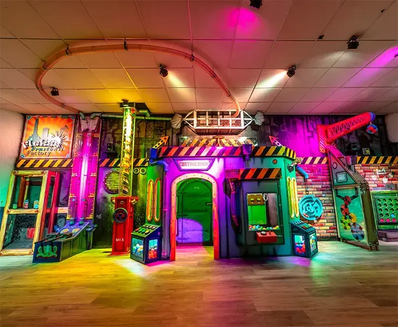 Een kamer vol met kleurrijk speelgoed en spelletjes.