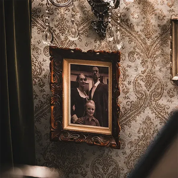 Een ingelijste foto van gezin Schillinger hangt aan de muur.