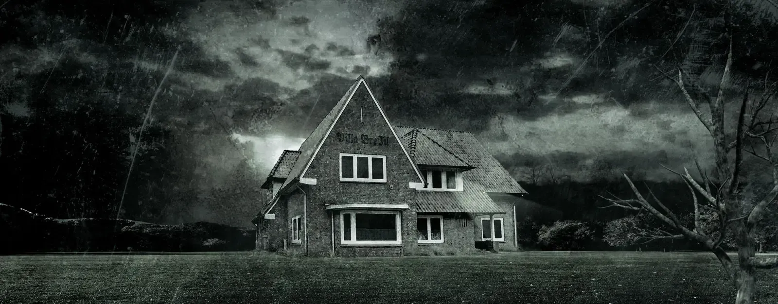 Een zwart-witfoto van Villa BreTil in Rijen midden in een veld.