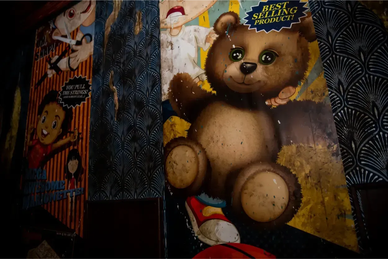 Een teddybeer zit bovenop een basketbal.