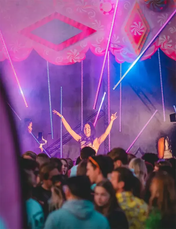 Een vrouw danst voor een groep mensen op een feest.