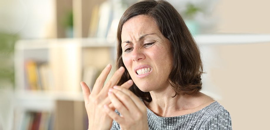 woman with finger numbness