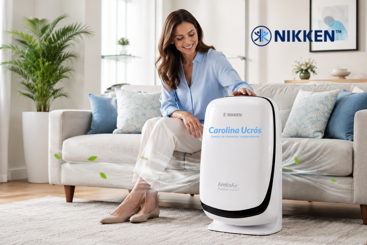 Mujer usando purificador de aire Nikken KenkoAir en una sala luminosa para mejorar el aire del hogar