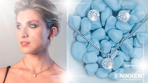 Mujer con joyas de plata junto a un primer plano de piedras azules en forma de corazón y un collar a juego.