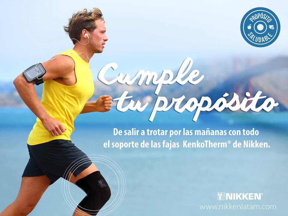 Hombre corriendo en la playa con mensaje de energía