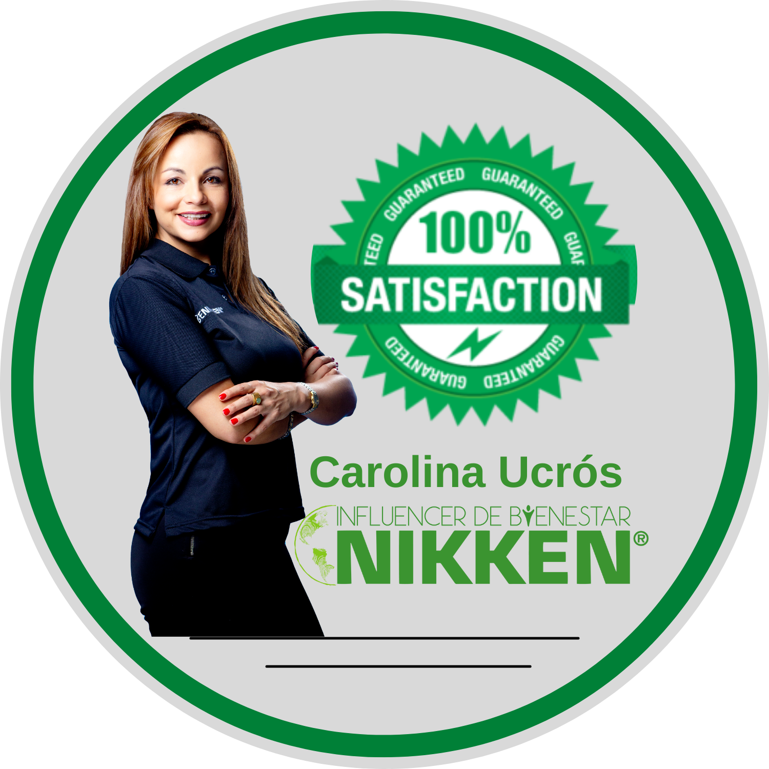 Carolina Ucros junto a una insignia Nikken de 100% Satisfacción en un logotipo circular verde