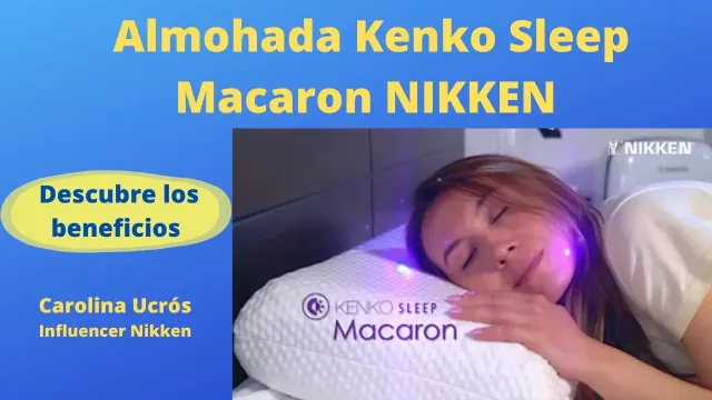 Mujer recostada sobre almohada Kenko Sleep Macaron con texto promocional en fondo azul.