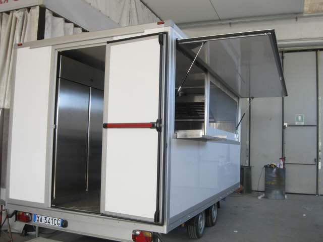 Food truck con porte aperte e finestra per il servizio, esterno bianco, interno argento.