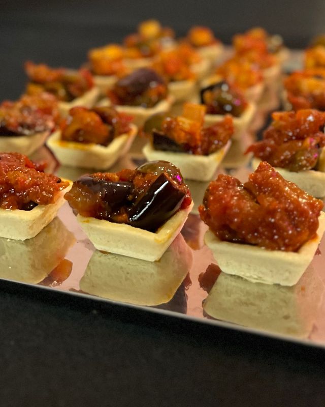 Un vassoio di antipasti con salsa sopra