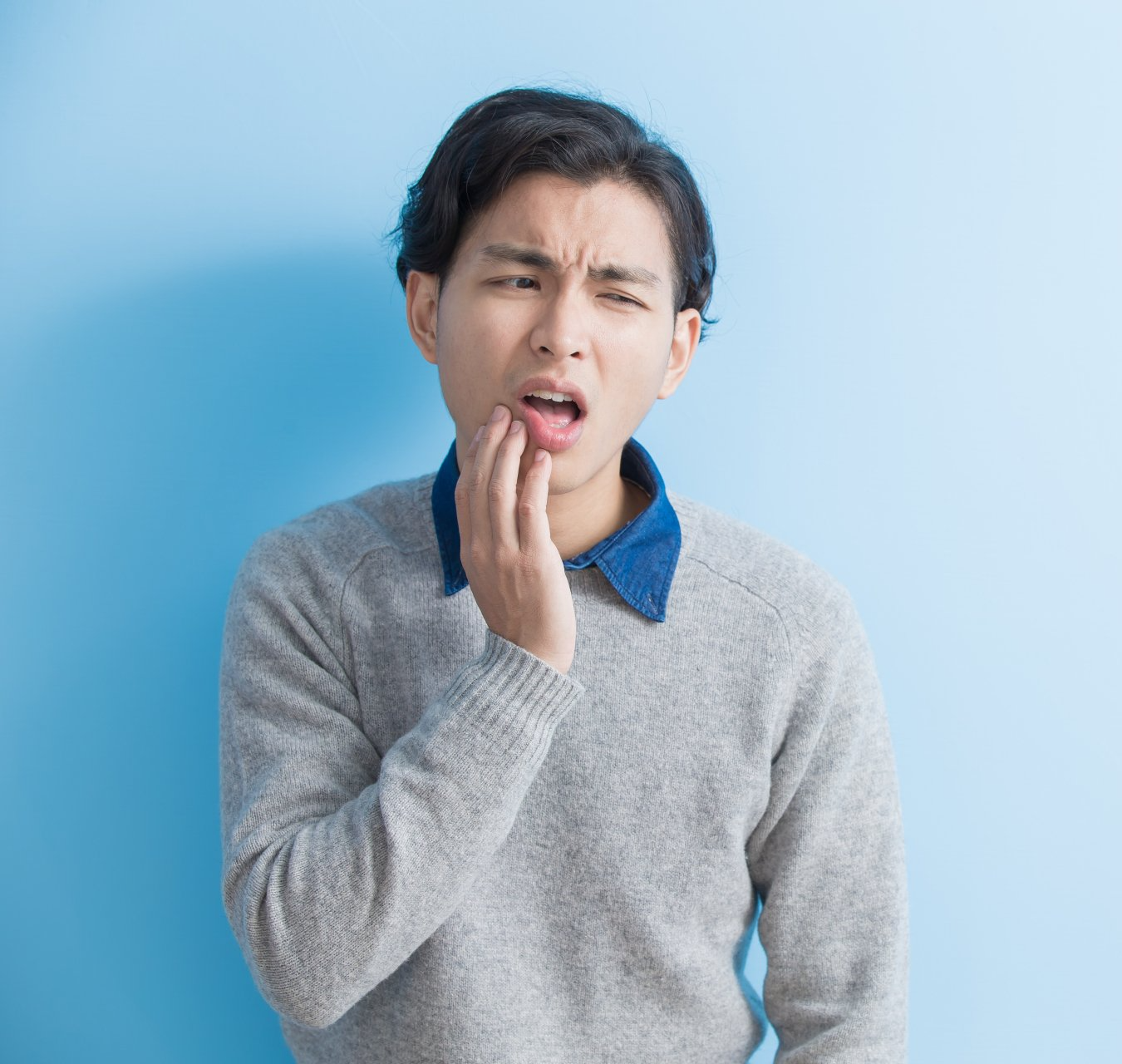 man with toothache