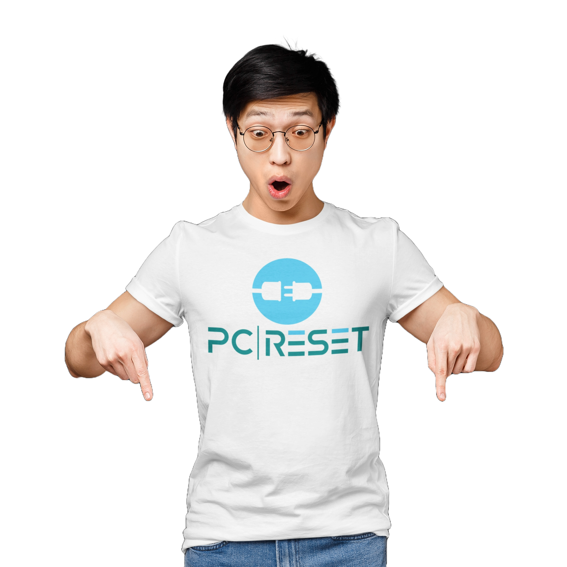een man die een wit t-shirt draagt met het woord pc reset erop wijst naar beneden.