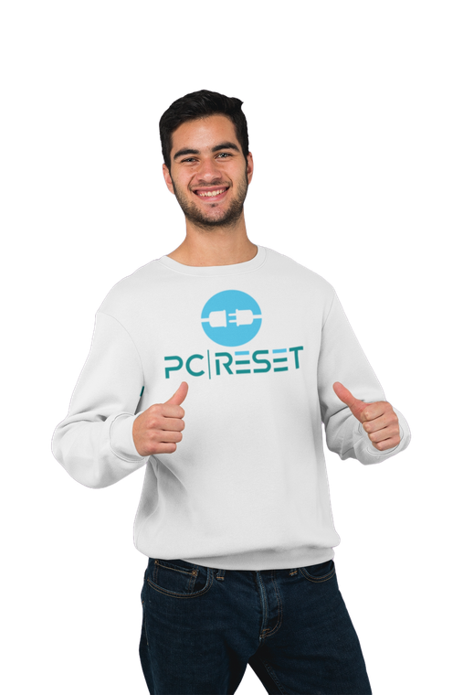 een man die een wit pc-reset-sweatshirt draagt, steekt zijn duim omhoog