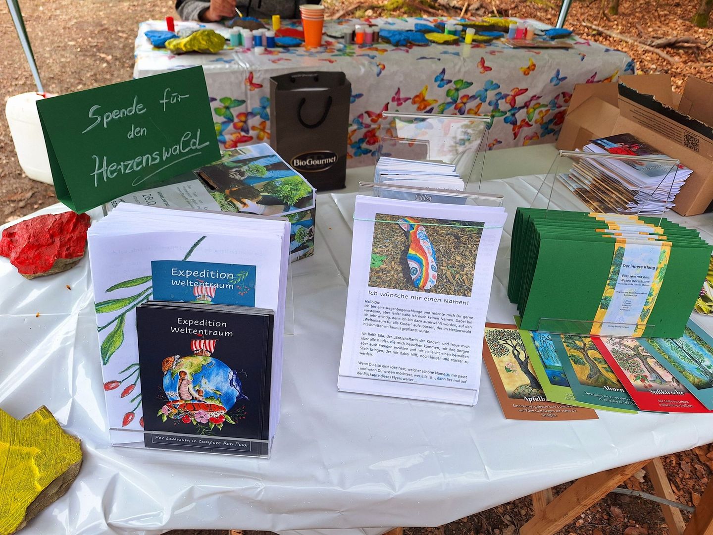 Ein Tisch mit einem Schild mit der Aufschrift „Spenden im Himmel“ darauf