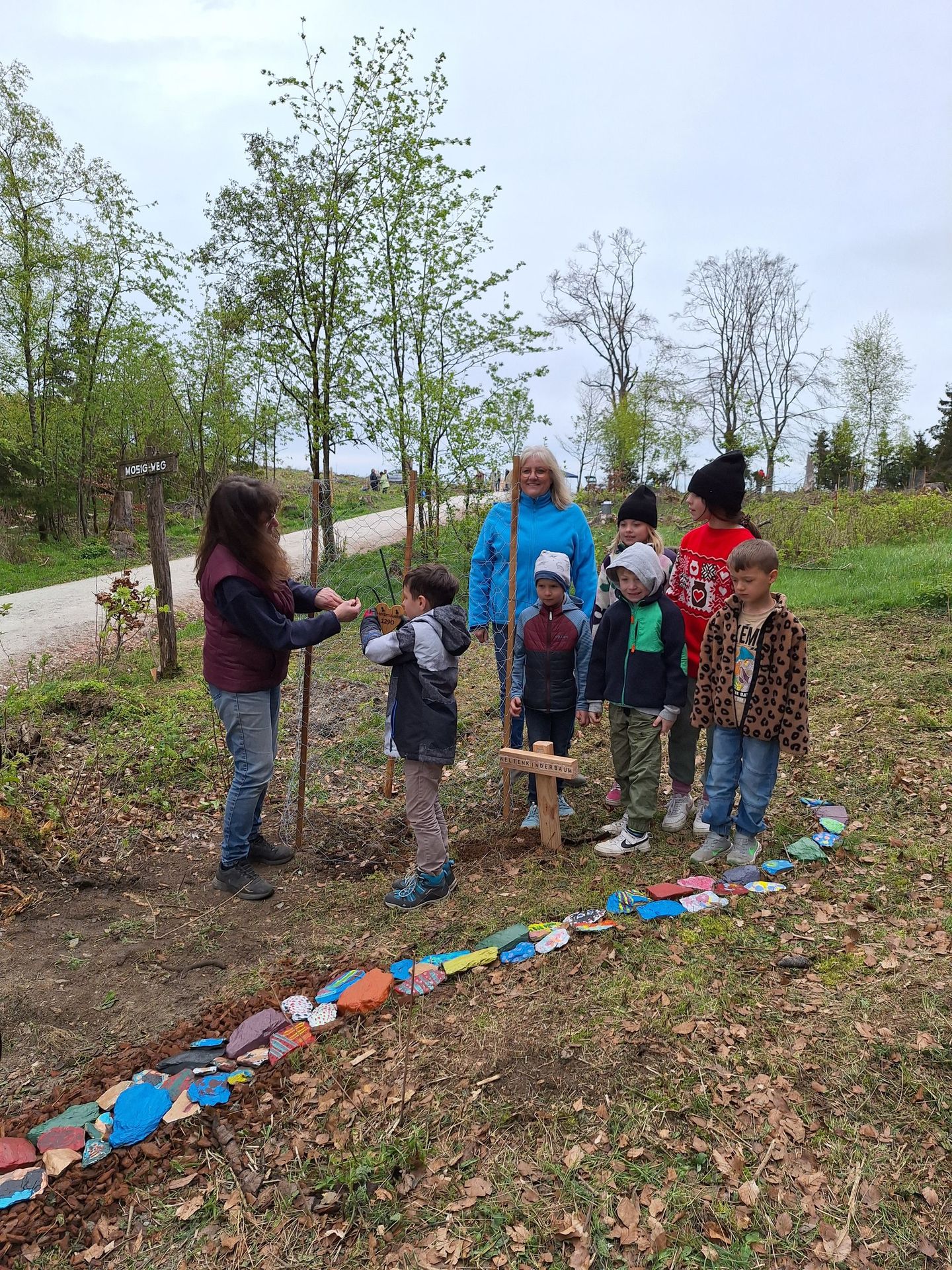 Eine Gruppe Kinder steht nebeneinander auf einem Feld.