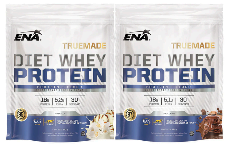 Se muestran dos bolsas de proteína de suero dietética ENA Truemade, una blanca y otra azul