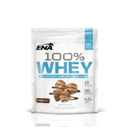 Bolsa de proteína en polvo ENA 100% Whey, envase blanco y azul con etiqueta sabor chocolate.