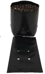 Una bolsa de plástico negra llena de tierra está encima de una bolsa de plástico negra.